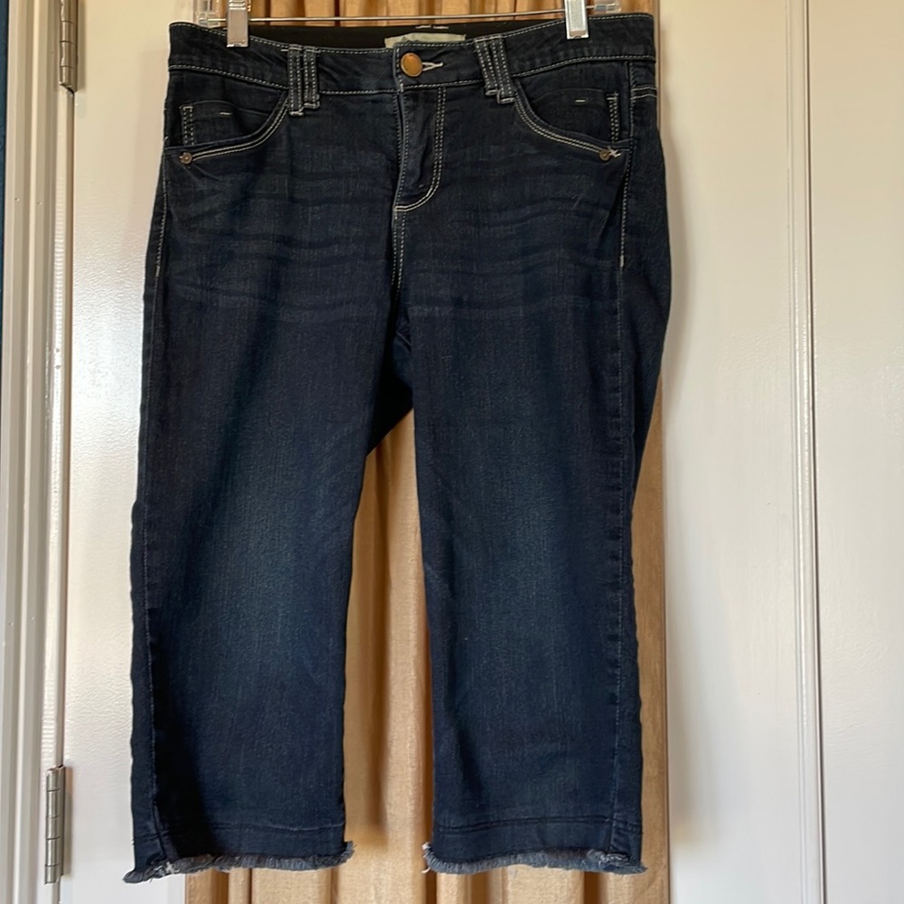 Democracy Denim Capris size 6 frayed hem
